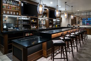 Petit déjeuner et dîner servis sur place, spécialités Cuisine américaine