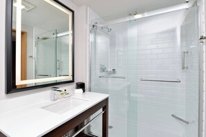 Duschwanne, kostenlose Toilettenartikel, Haartrockner, Handtücher