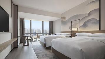 Habitación, 2 camas matrimoniales | Artículos del minibar gratis y caja de seguridad en la habitación