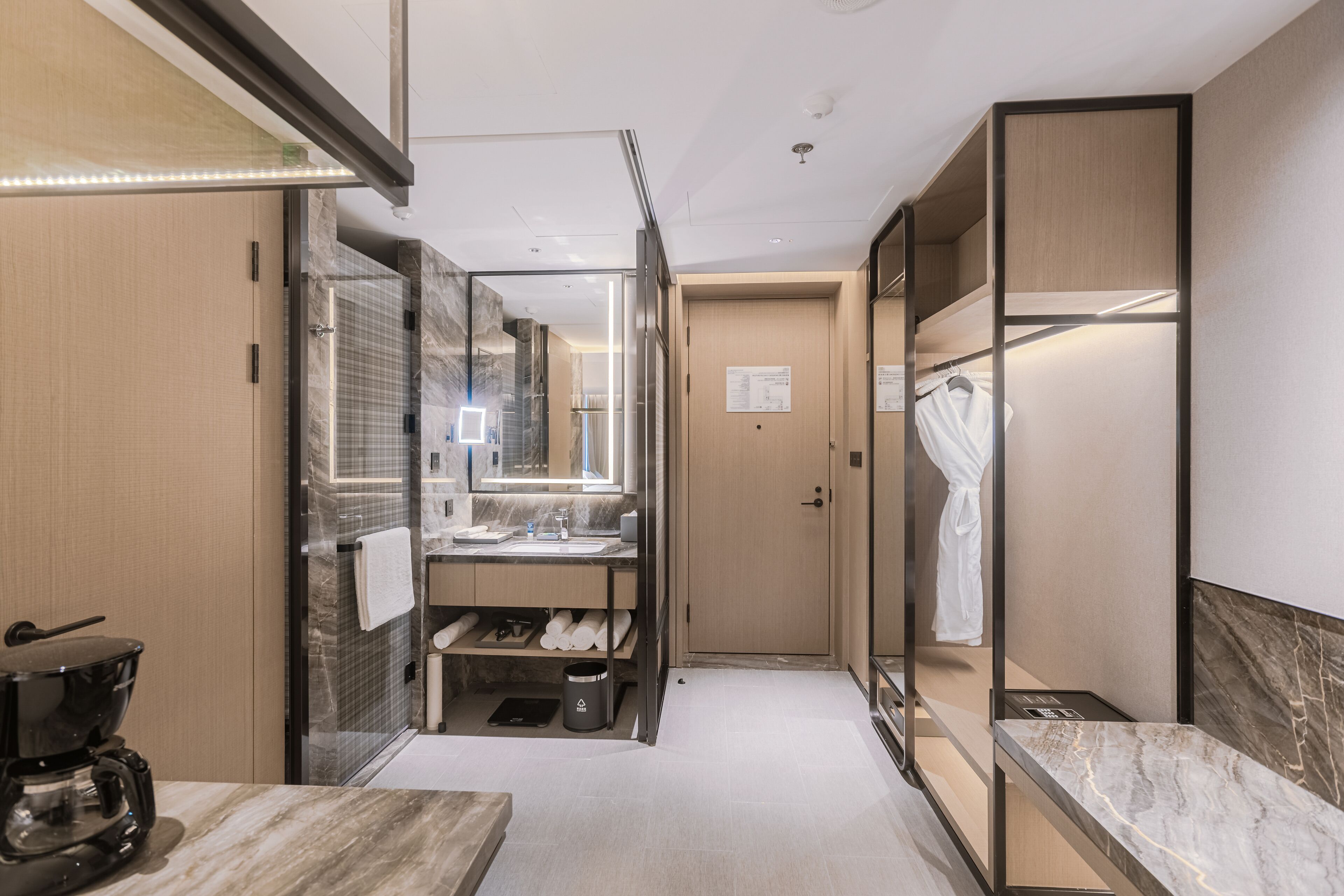 Minibar (mit einigen kostenlosen Artikeln), Zimmersafe