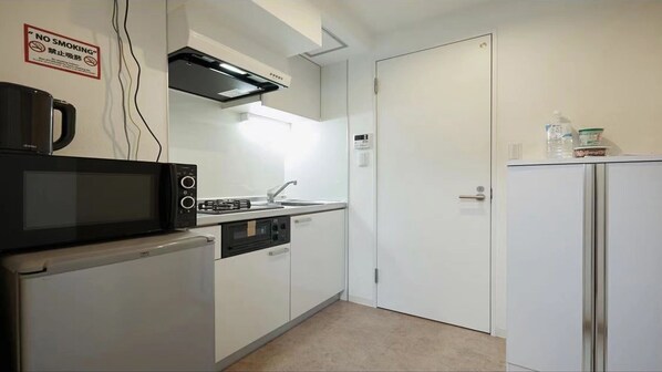 Réfrigérateur, micro-ondes, plaque de cuisson