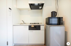 Réfrigérateur, four à micro-ondes, surface de cuisson
