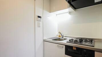 冷蔵庫、電子レンジ、コンロ、調理器具と食器