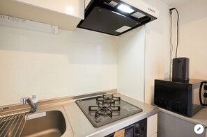Réfrigérateur, micro-ondes, plaque de cuisson