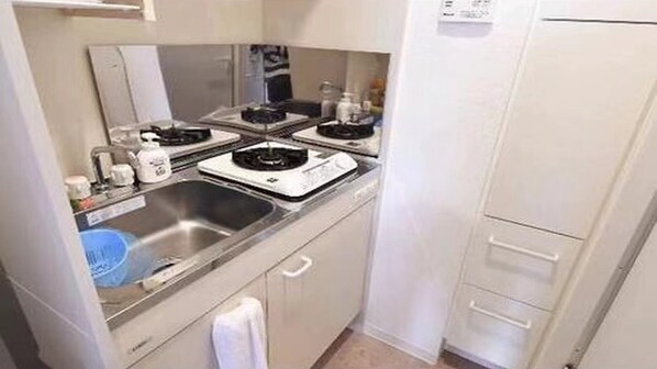 Réfrigérateur, micro-ondes, plaque de cuisson