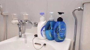 SĂšche-cheveux, serviettes fournies