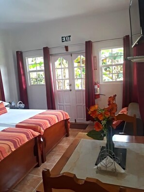 1 habitación, tabla de planchar con plancha, wifi y ropa de cama 