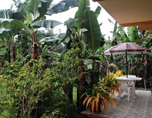 Outdoor dining - STUDIO APARTMENT (Les Coteaux)