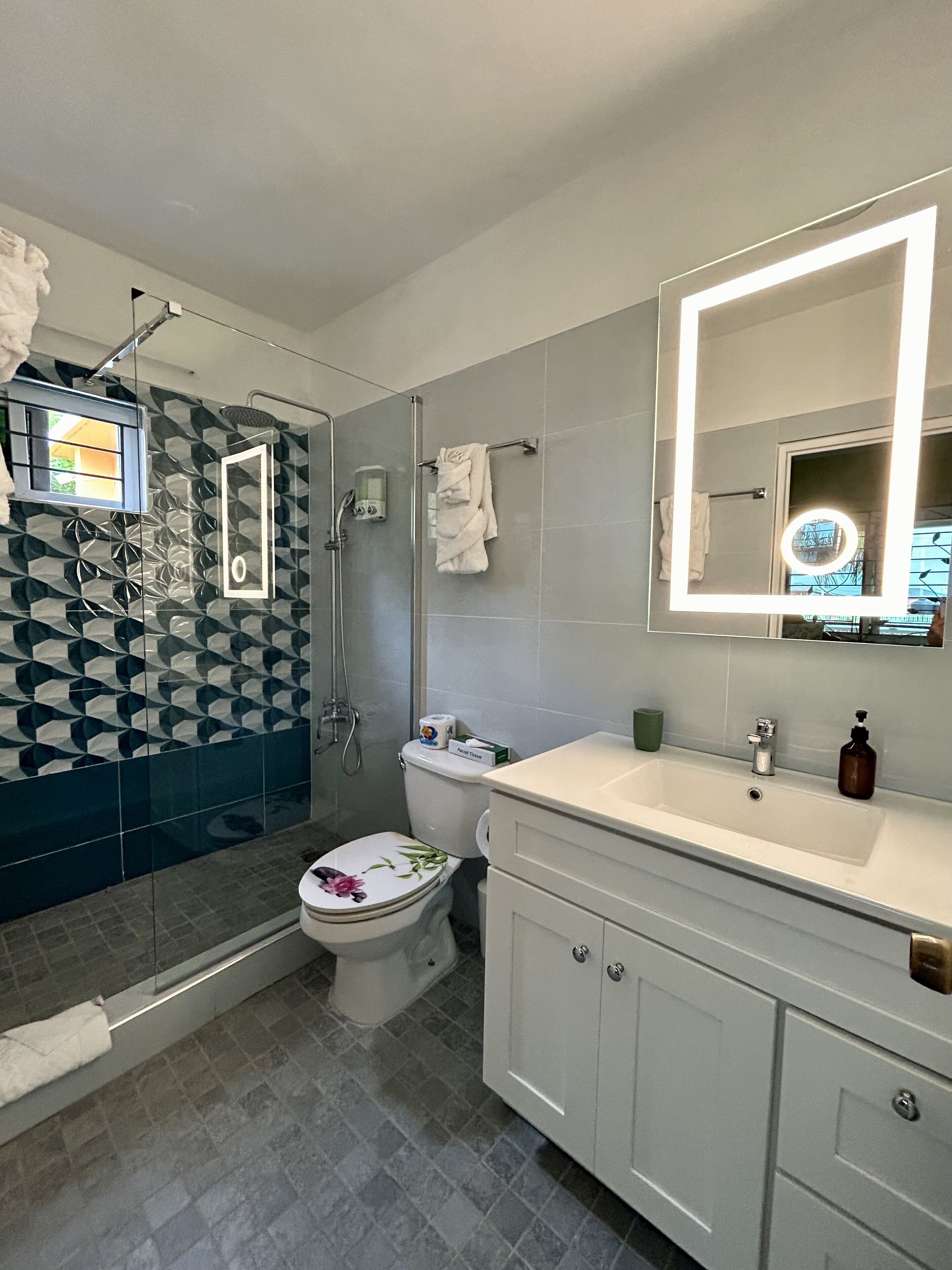 Combined shower/bathtub, towels, soap, shampoo
