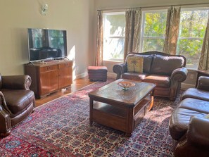 Smart-TV, Kamin, Bücher