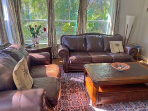 Smart-TV, Kamin, Bücher