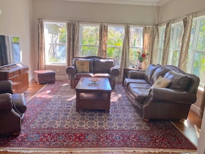 Smart TV, fireplace, books - Old European Style Cottage, sleeps 2, very comfortable (Inglis)