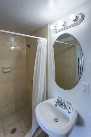 Chambre de base | Salle de bain | Douche