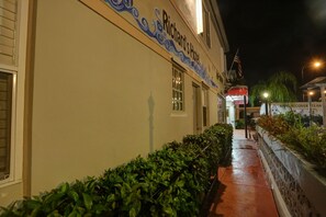 Exterior detail - Richard's Hotel (Hollywood)
