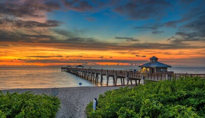 Beautiful Jupiter 3/2.5 + Loft Condo only steps from the beach on Carlin Park!