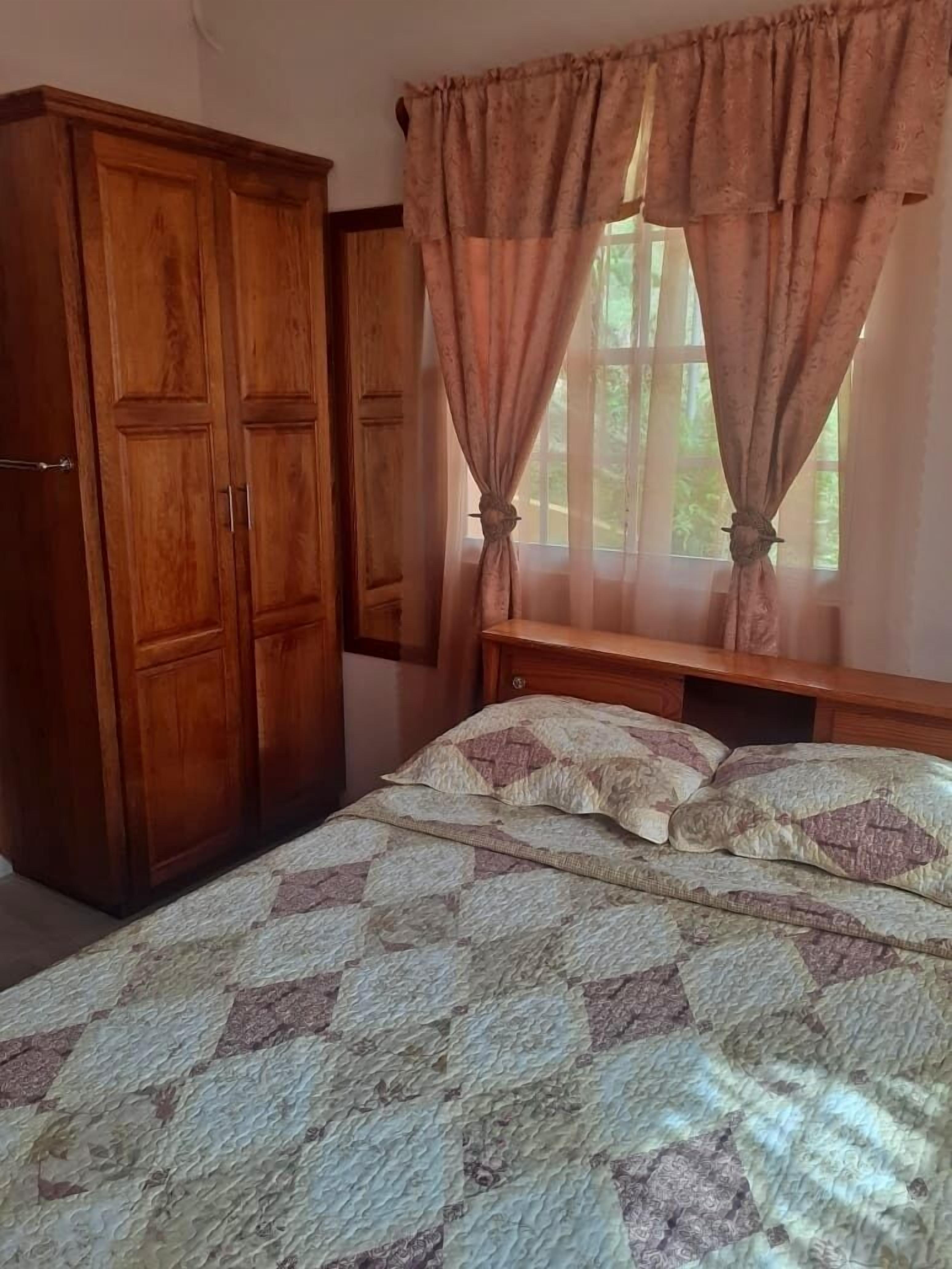 3 chambres, fer et planche à repasser, Wi-Fi gratuit, draps fournis