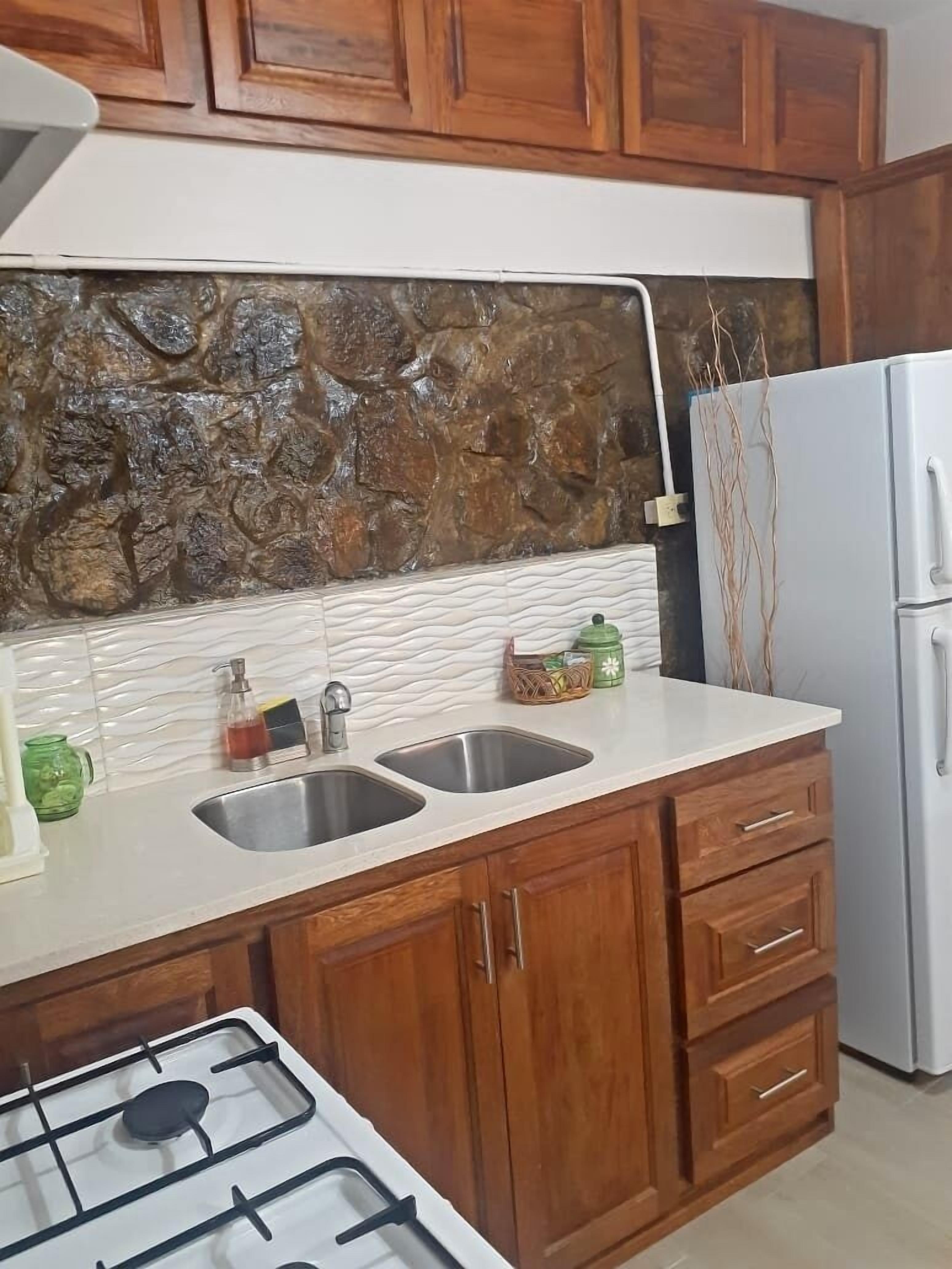 Jääkaappi, mikroaaltouuni, uuni, liesi