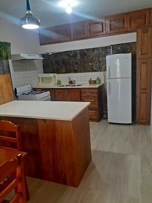 Frigorifero, microonde, forno, piano cottura