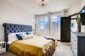 4 bedrooms, desk, travel cot, free WiFi