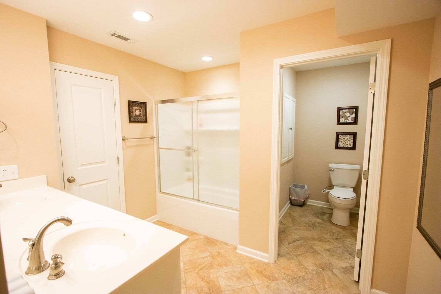 Shower, bidet, towels, toilet paper