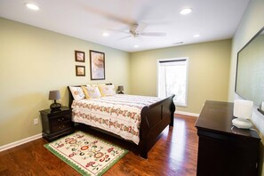 2 bedrooms, iron/ironing board, WiFi, bed sheets - Charming Apartment on Oak (Cookeville)