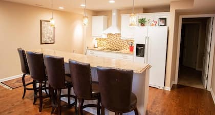 Charming Apartment on Oak