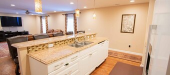 Charming Apartment on Oak