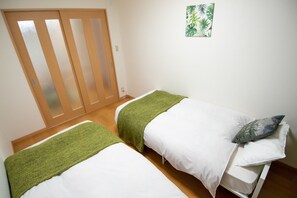 1 chambre, bureau, fer et planche à repasser, draps fournis
