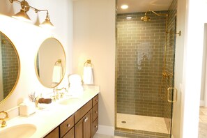 Badewanne, Haartrockner, Handtücher, Seife