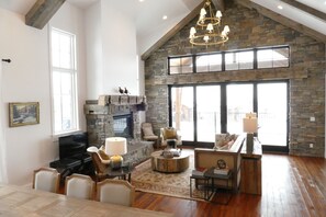 Télévision, cheminée, chaîne hi-fi