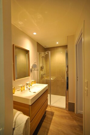 Douche, sèche-cheveux, serviettes fournies