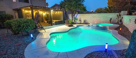 Alberca al aire libre y alberca climatizada