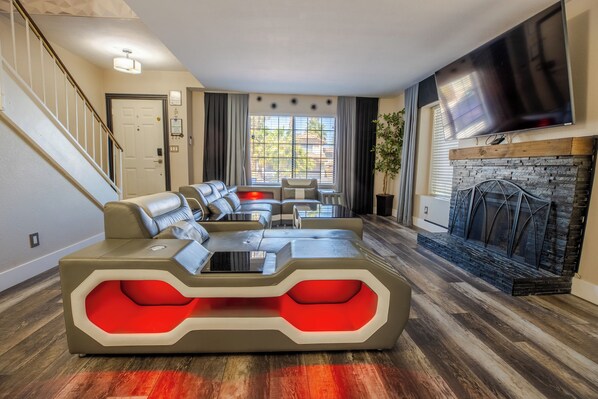 TV, table football - 1800 SqFt House With Heatable Pool Spa 13Min From Strip (Las Vegas)