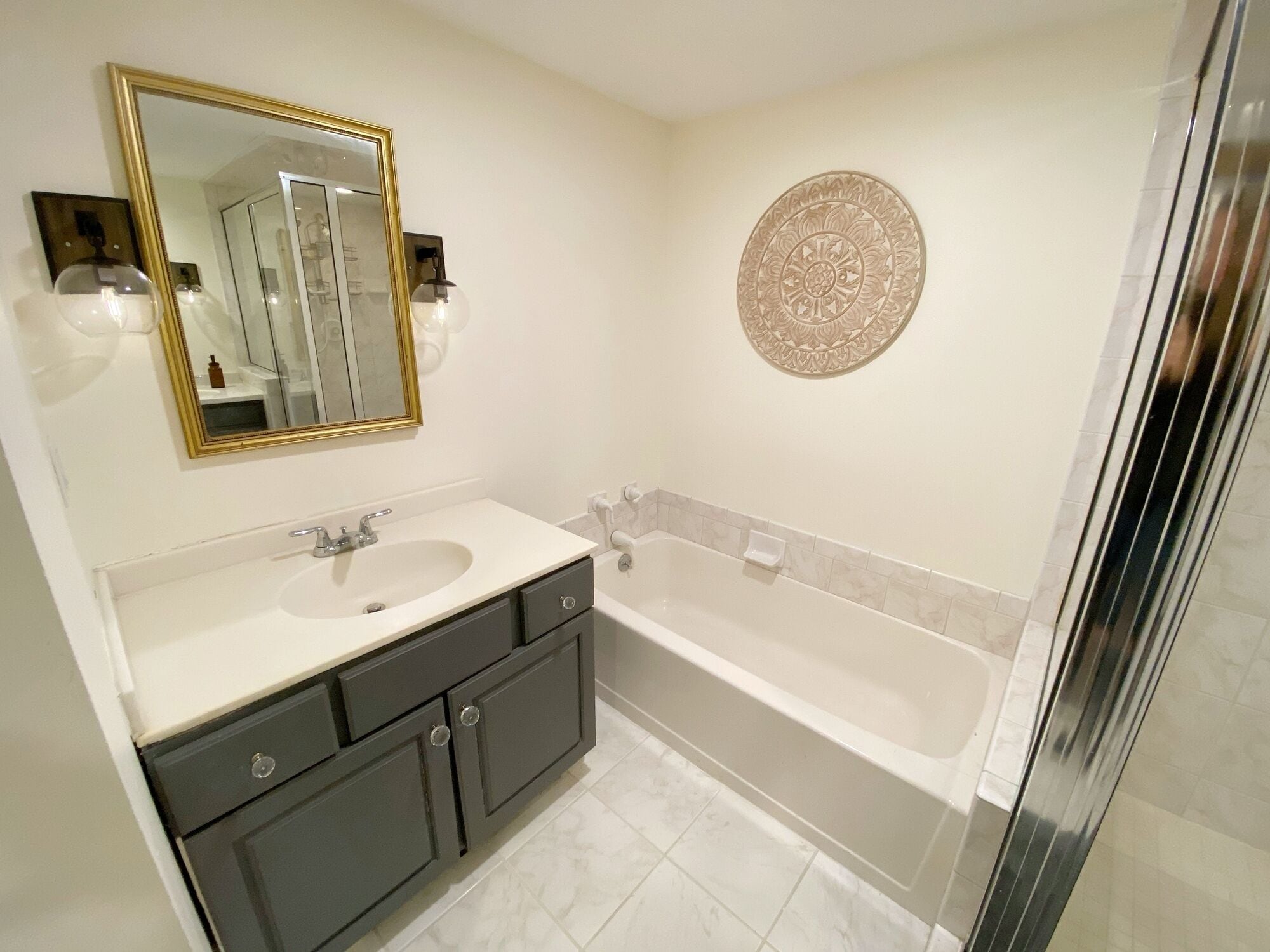 浴槽、ヘアドライヤー、タオル