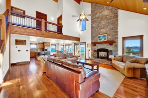 Smart-tv, eldstad, dvd-spelare och böcker