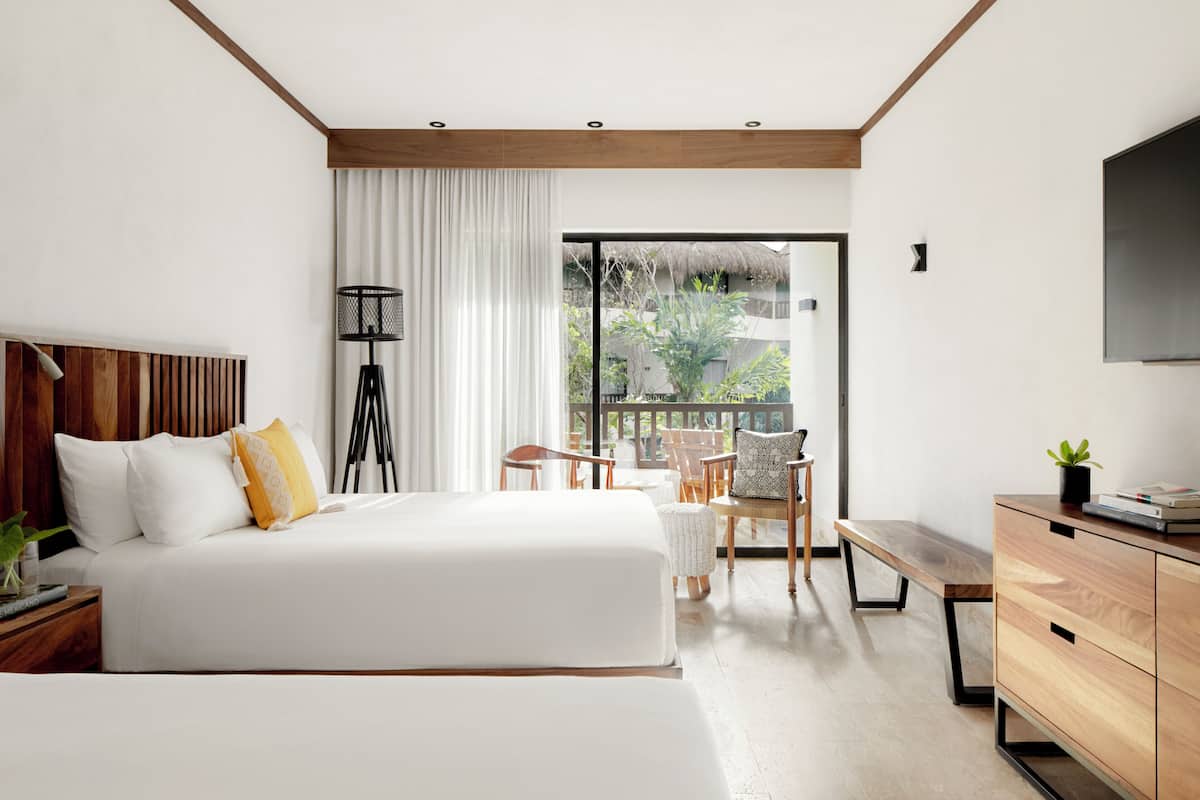 Habitación Deluxe, 2 camas Queen size, balcón, vista al jardín | Ropa de cama de alta calidad y edredón