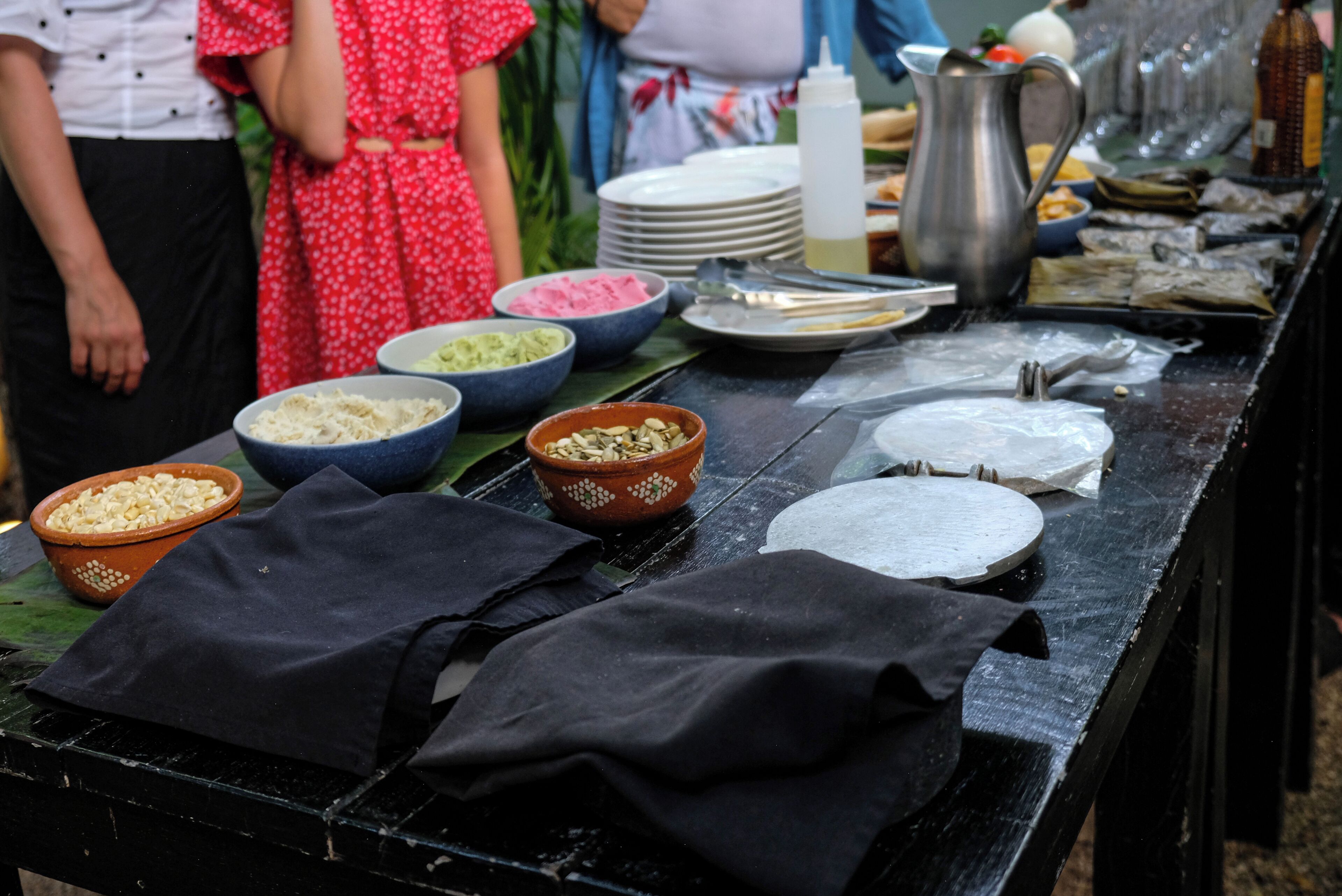 Una mesa de buffet con diversos platos y cubiertos.