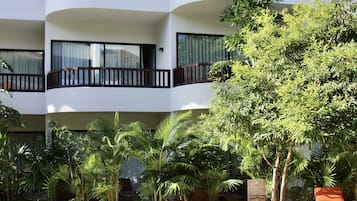 2 piscinas al aire libre, cabañas de piscina gratuitas, sombrillas