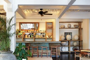 2 quầy bar/khu lounge, quầy bar bên hồ bơi 