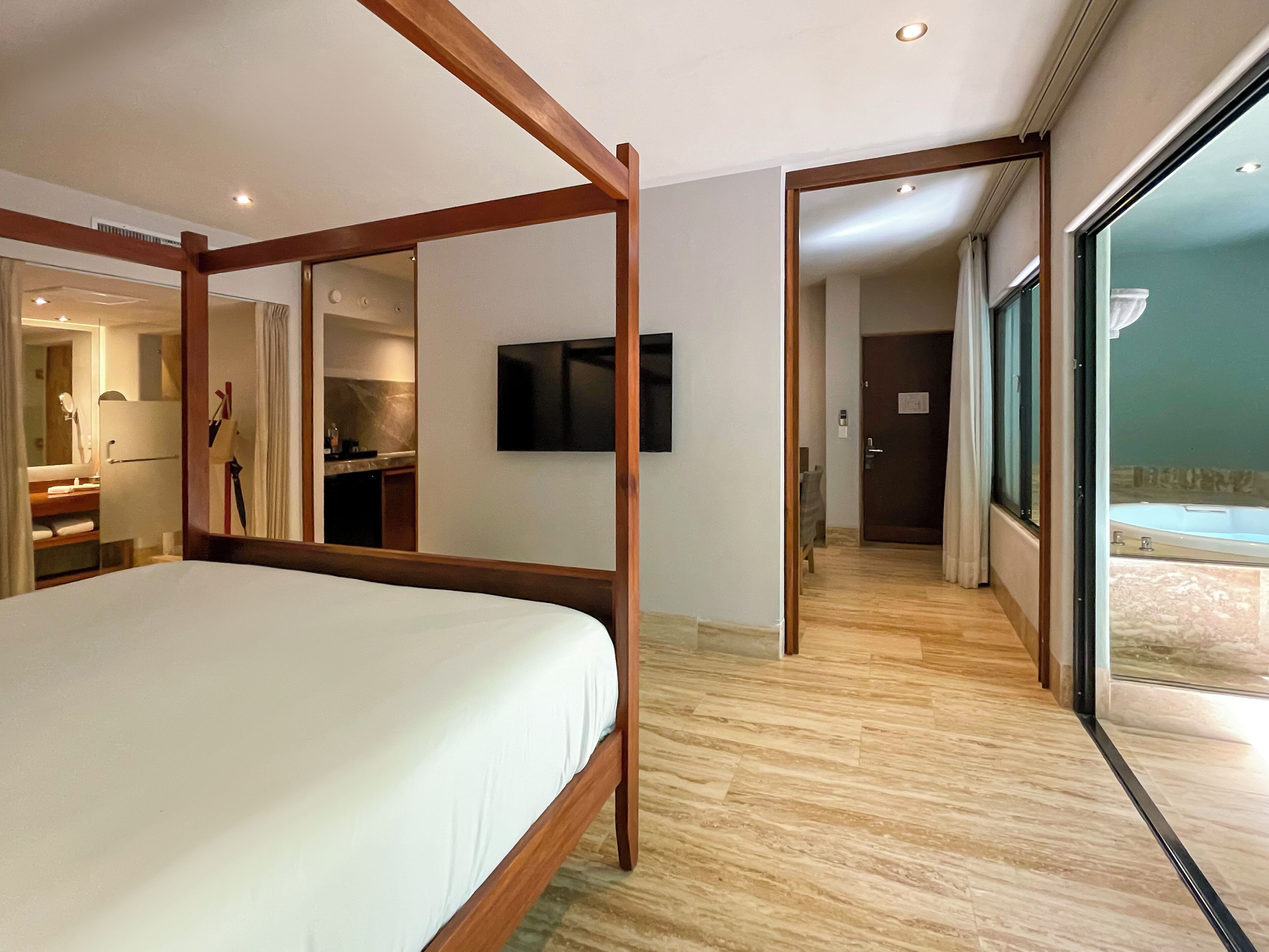 Junior Room, 1 King Bed, Balcony, Garden View | Premium bedding, down comforters, in-room safe, blackout drapes