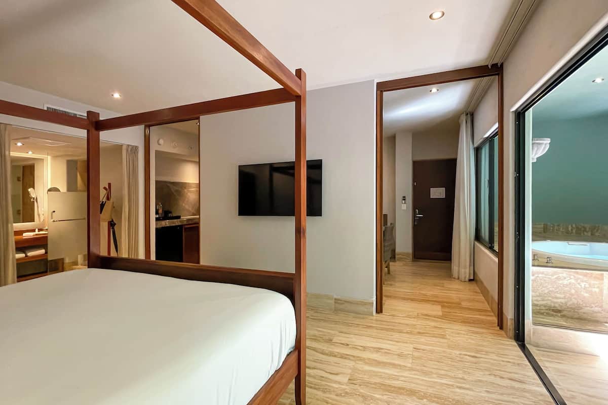 Junior Room, 1 King Bed, Balcony, Garden View | Premium bedding, down comforters, in-room safe, blackout drapes