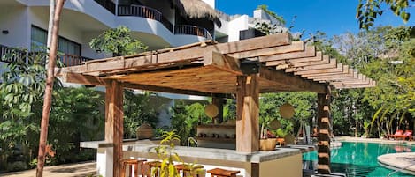 Bar au bord de la piscine