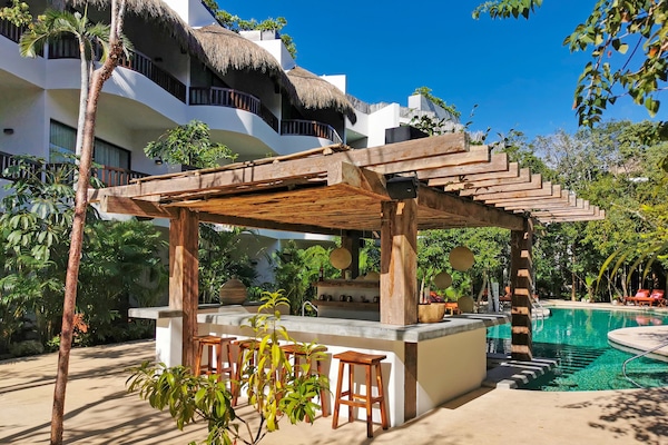 Bar junto a la piscina