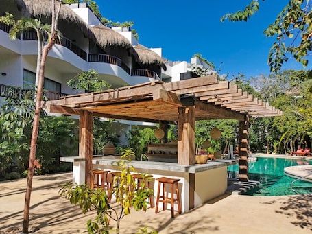 Poolside bar. Aluna Resort Tulum