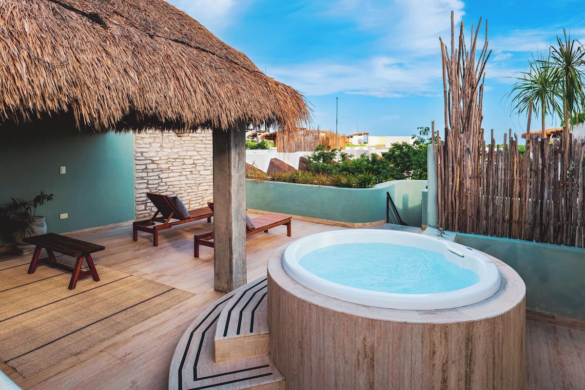 Habitación senior, 1 cama King size, Terraza, vista al jardín | Ropa de cama de alta calidad y edredón