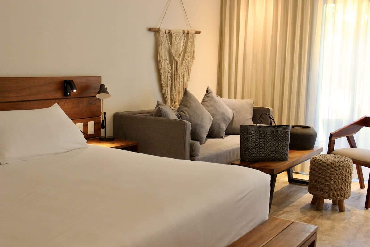 Premium bedding, down comforters, in-room safe, blackout drapes