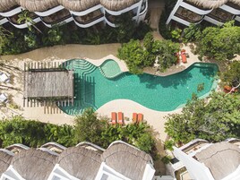 2 outdoor pools, free cabanas, pool umbrellas