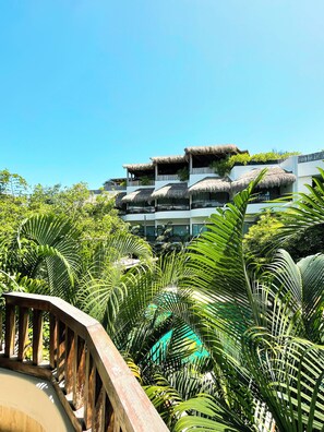 Premium bedding, down comforters, in-room safe, blackout drapes - Aluna Resort Tulum (Tulum)