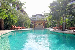 2 outdoor pools, free cabanas, pool umbrellas