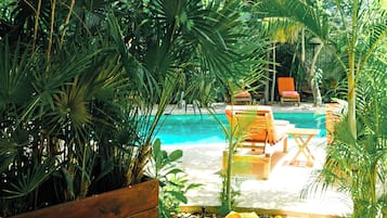 Ylelliset vuodevaatteet, untuvapeitot, tallelokero huoneessa